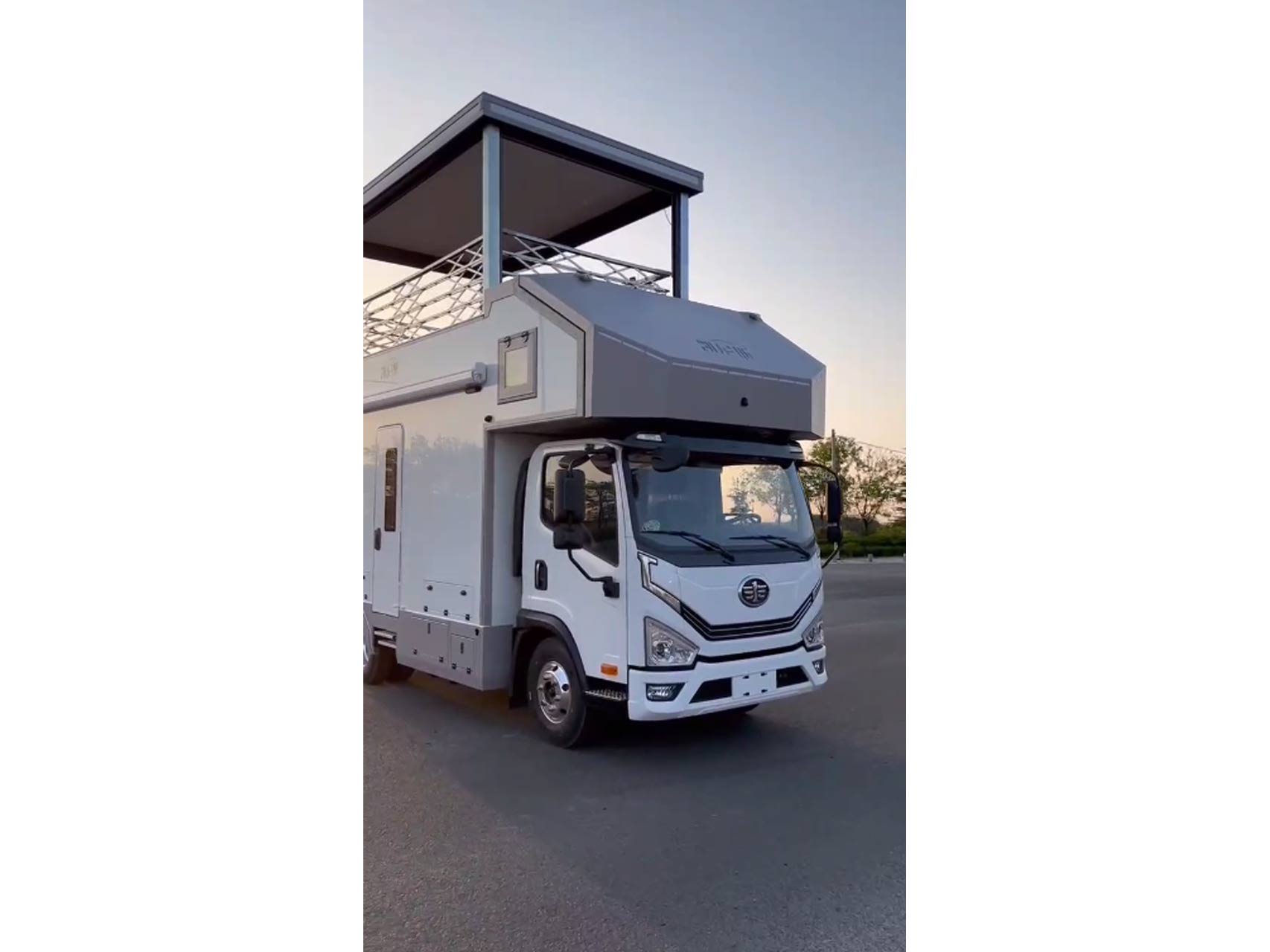 解放新能源升顶露台房车