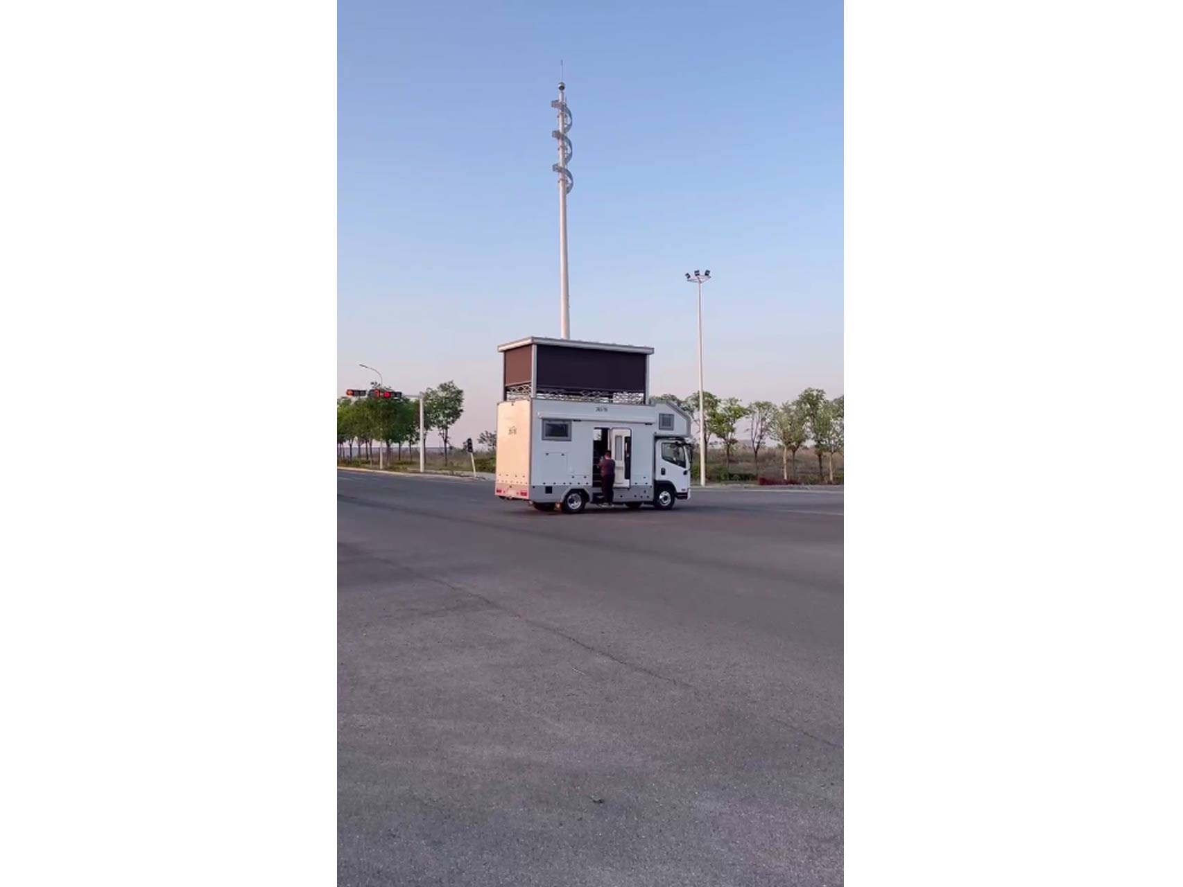 解放新能源升顶露台房车
